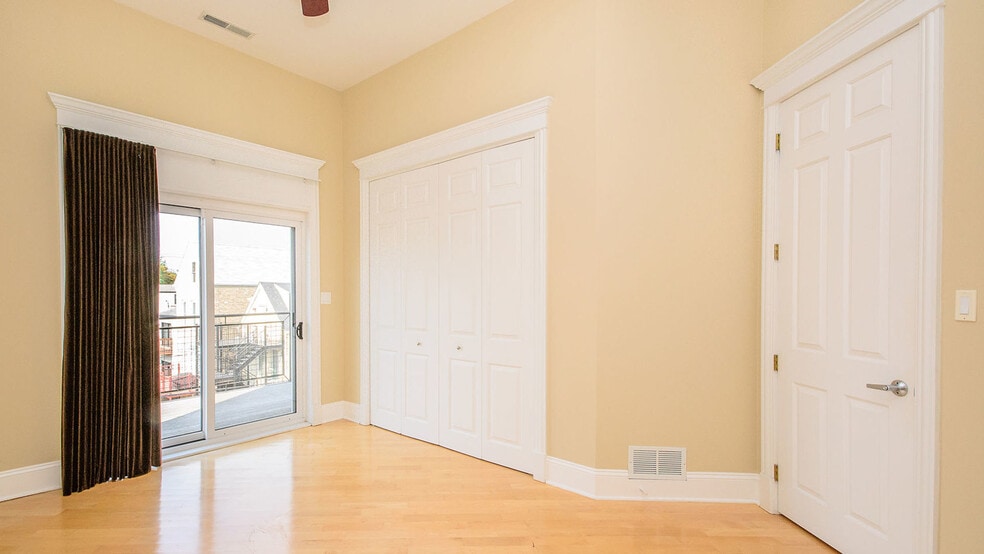 Building Photo - 1910 W Armitage Ave