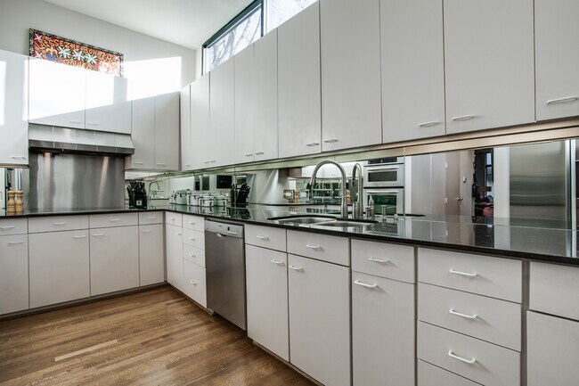 Building Photo - 4114 Normandy Ave