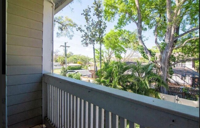 Building Photo - 3023 W Bay Villa Ave