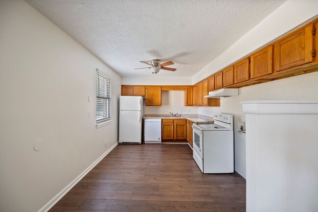 Building Photo - 4432-4434 Central Valley Dr