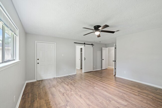 Building Photo - 801 Thornwood Dr