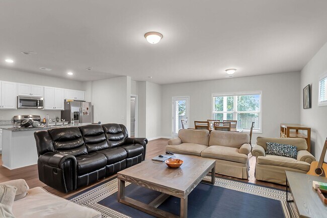 Building Photo - Spacious 4-Bedroom Home with Modern Upgrad...