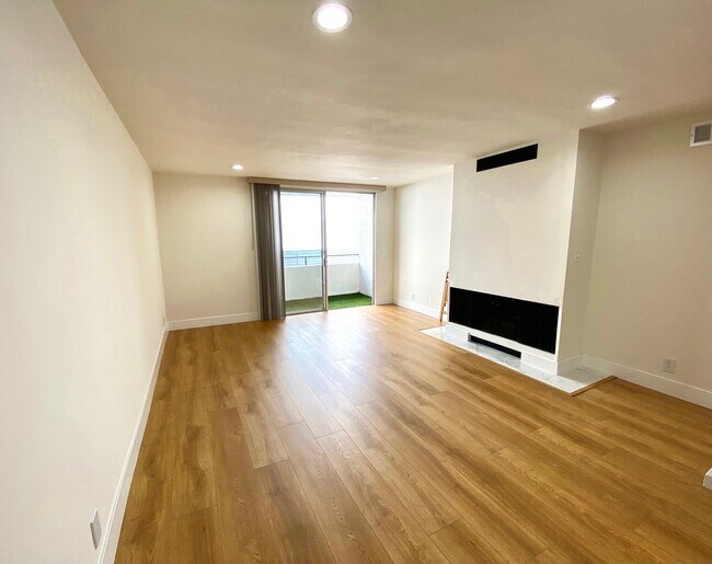 Building Photo - 1010 N Kings Rd