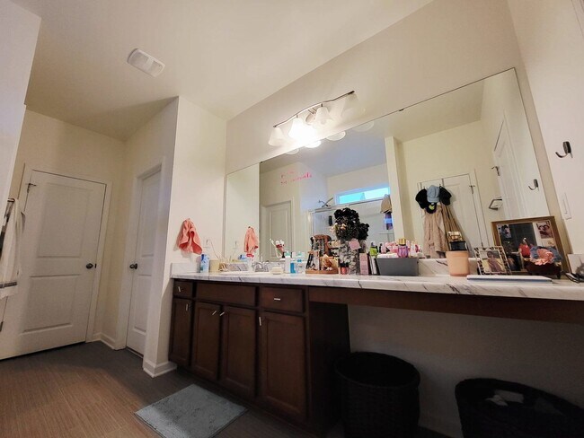 Building Photo - 366 Crandon Rd