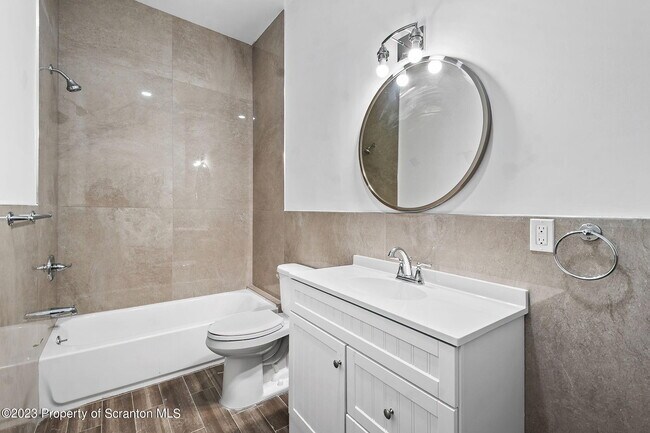 Building Photo - 19 W River St