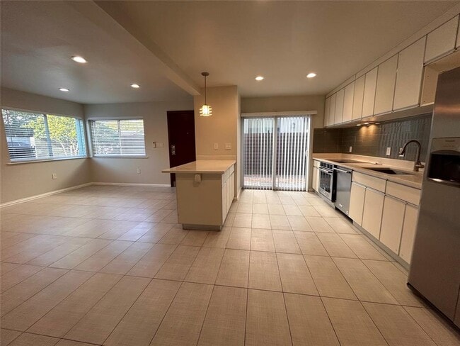 Building Photo - 8905 Tronewood Dr