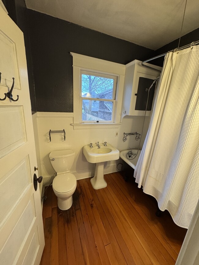 Building Photo - 410 NE 56th Ave