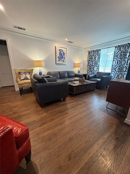 Building Photo - 8642 Daytonia Ave