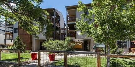 Building Photo - 2037 Walnut St