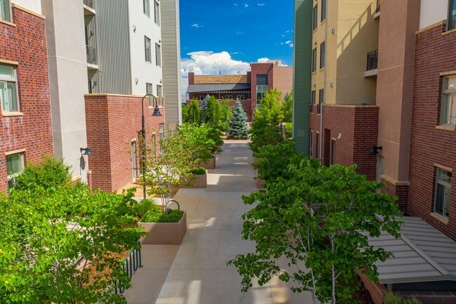 Building Photo - Updated One Bedroom Condo at The Peloton. ...