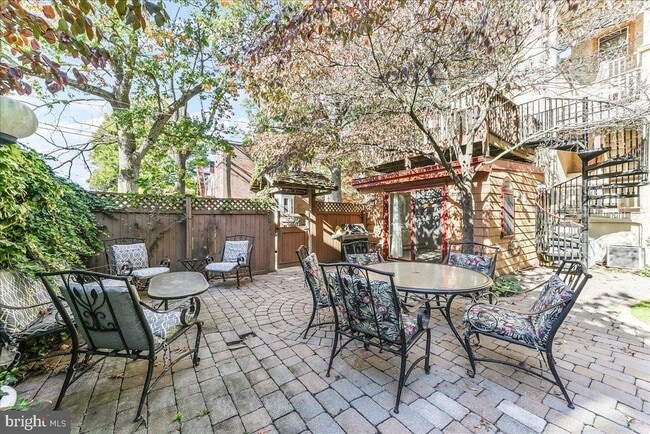 Building Photo - 240 W Miner St