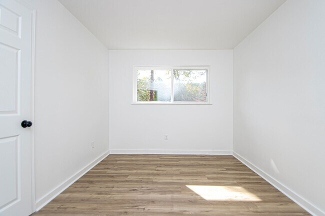 Building Photo - Large Open-Concept 4 Bedroom with Stunning Pond Views!