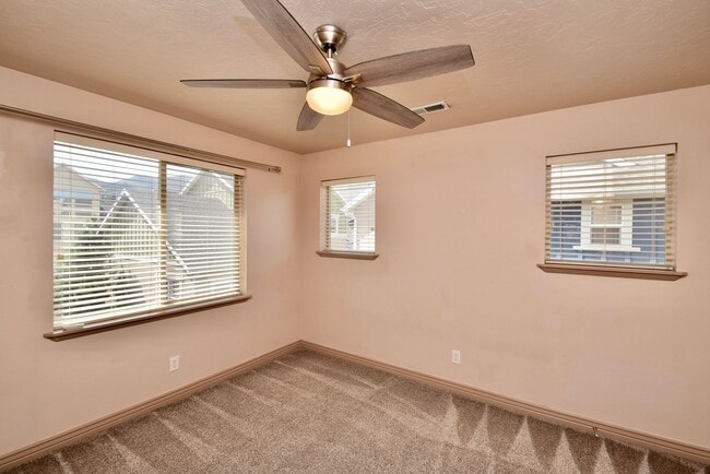 Building Photo - 3 Bed 2.5 Bath Home in HOA Community with Great Amenities!