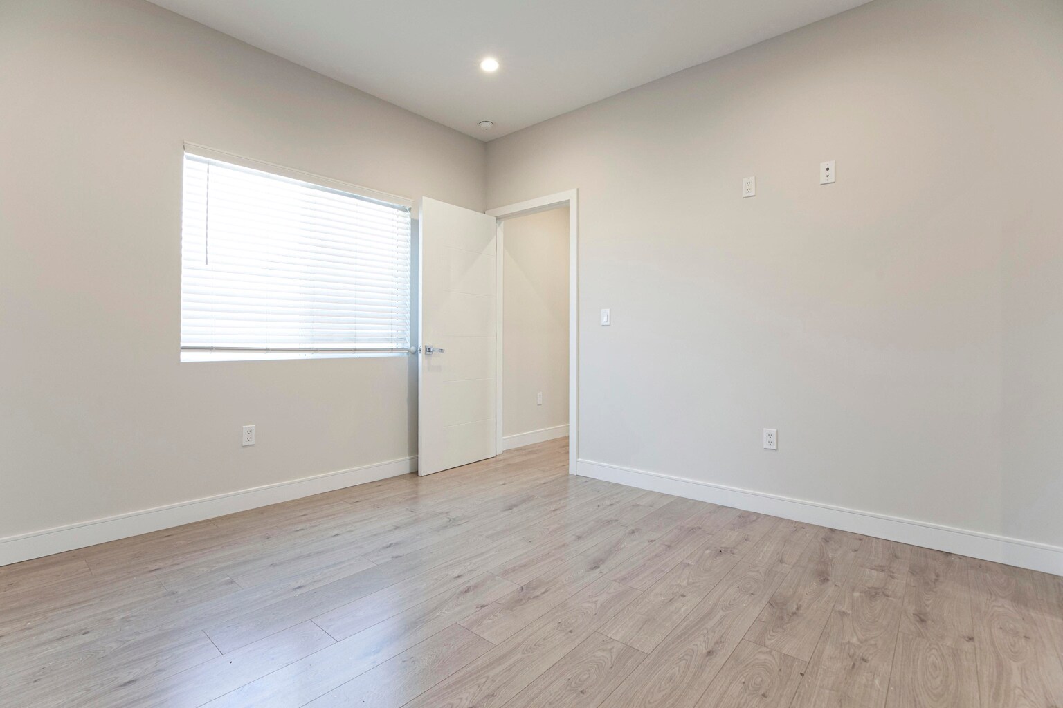 Building Photo - 9156 Morehart Ave