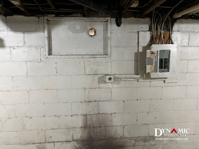 Building Photo - Upper Level 2 Bedroom, 1 Bathroom Duplex - Tenant Pays ALL Utilities