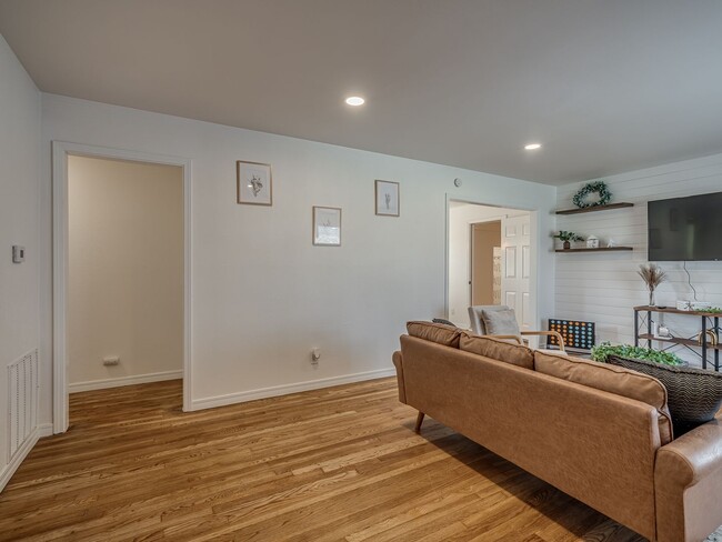 Building Photo - Remodeled bungalow near Nichols Hills