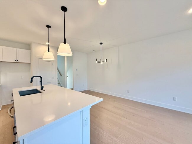 Building Photo - Luxurious New Construction 4BD, 4BA Downto...