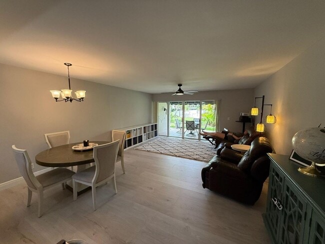 Building Photo - 386 Golfview Rd