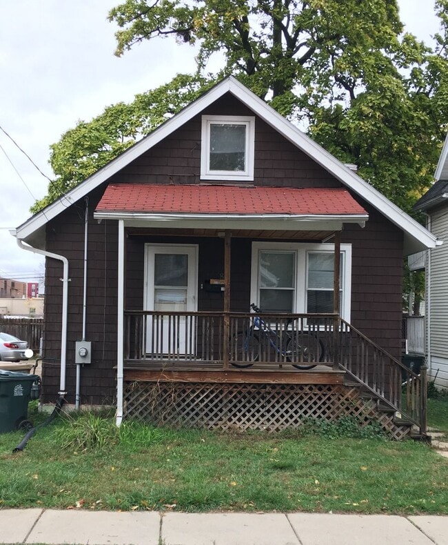 Building Photo - Regent/Mills - 4 bed/2 bath House with par...