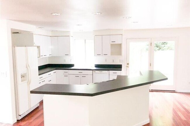 Building Photo - Private Cul-de-Sac Home with Fenced Yard & Attached 2-Car Garage