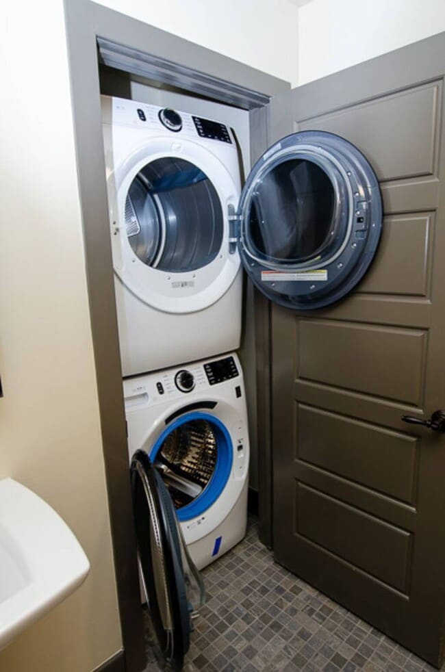 Building Photo - C Street Loft Available Early April!