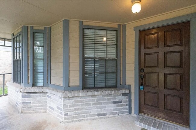Building Photo - 2034 Creek Valley Ln