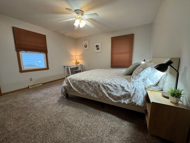 Building Photo - 202 NW Sharmin Dr