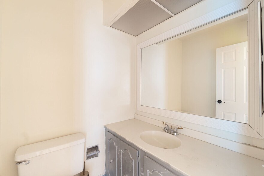 Building Photo - 200 Winston Dr