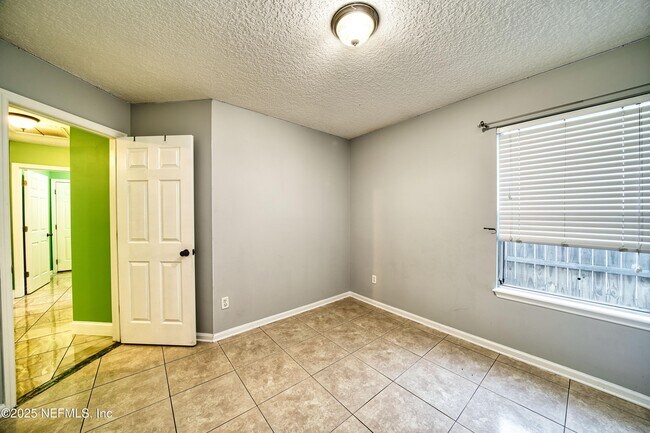 Building Photo - 185 Hawthorn Hedge Ln