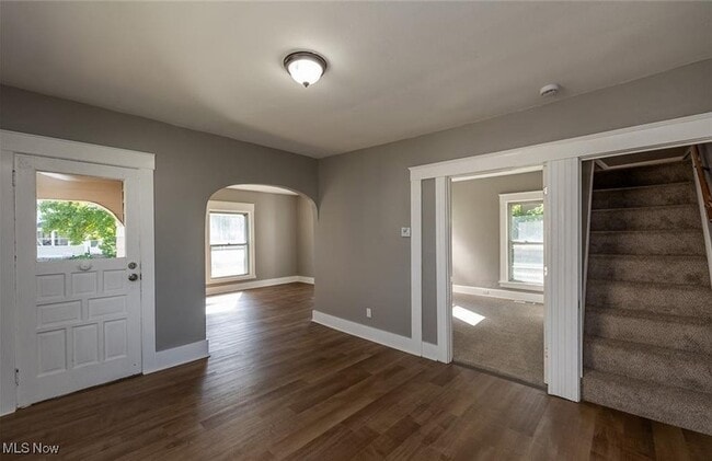 Building Photo - 353 S Maple St