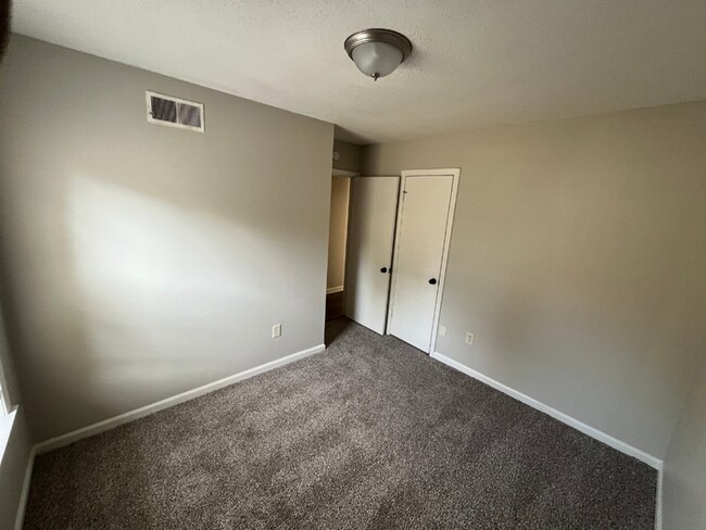 Building Photo - Spacious 4BR/2BA Memphis Home | 1,913 Sq Ft, Hardwood Floors, Brick Fireplace & Fenced Yard