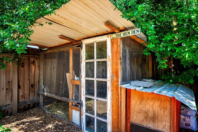 Building Photo - 2 Bedroom Cottage in the North End with to...