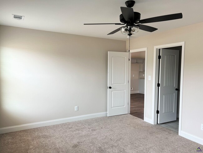 Building Photo - 202 Red Tail Cir