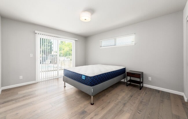 Building Photo - Spacious 3 BD / 2 BA Home with Beautifully...