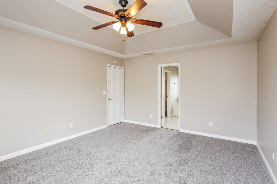 Building Photo - 460 Heathgate Dr SW