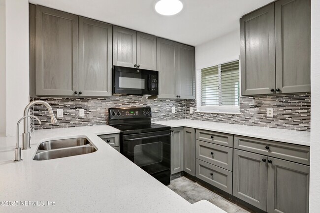 Building Photo - 7 Arbor Club Dr