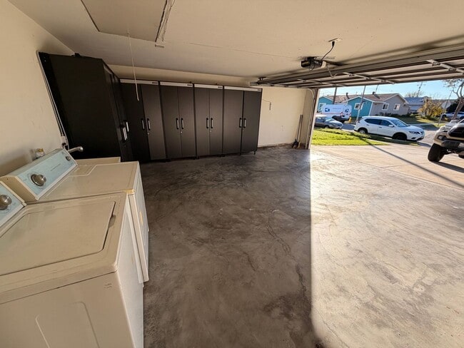 Building Photo - Remodeled 3 Bedroom Lakewood House For Rent-Ready For Move-in ASAP!