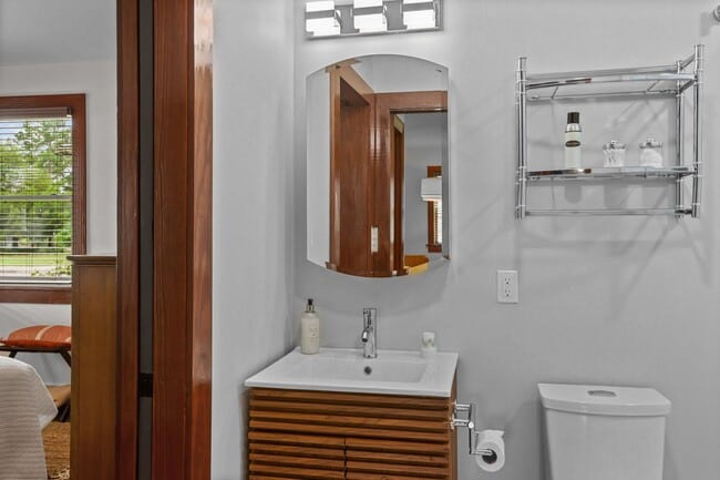 Building Photo - Modern Furnished Cottage Located Downtown!