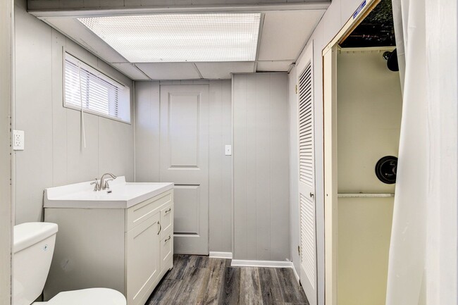 Building Photo - 3633 Shores Dr