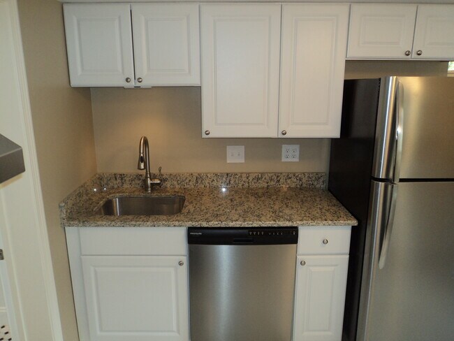 Building Photo - 25 Common St