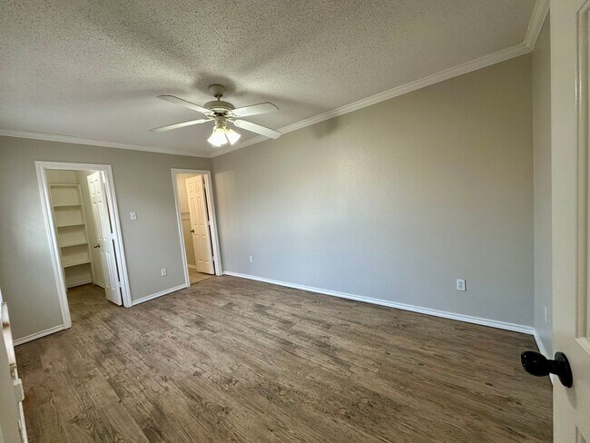 Building Photo - Duplex Available in North by Northwest!