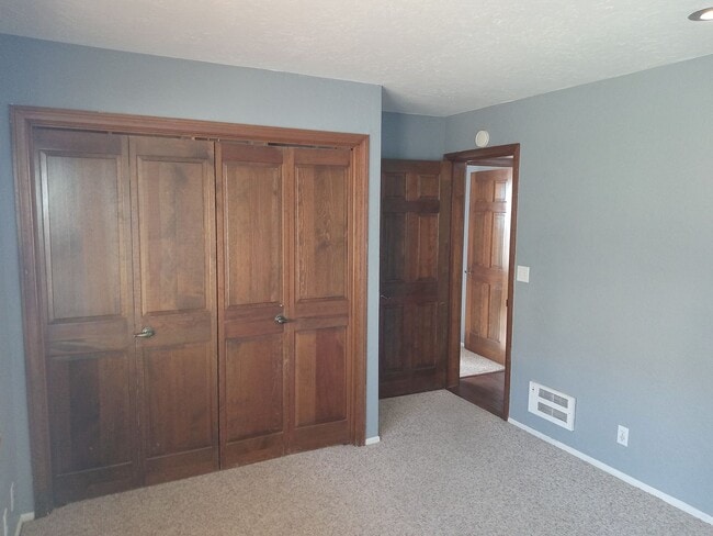 Building Photo - Fabulous 3 bedroom 2 bath tri-level home w...