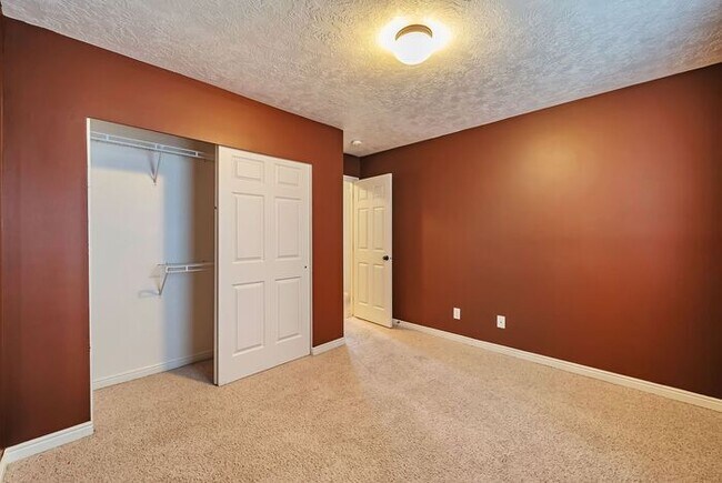 Building Photo - Beautiful Riverton Townhome in Gated Community w 1 car garage attached