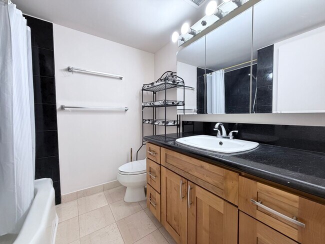 Building Photo - Kahala Towers 3BD/2BA Condo with 1 Parking – Available Now