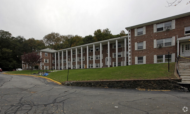 Building Photo - Colonial Court