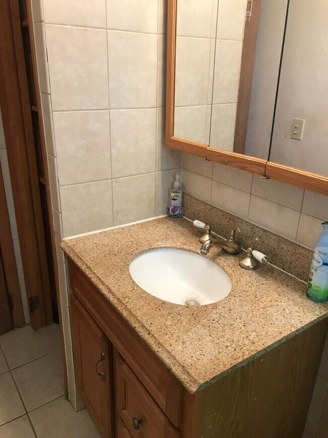 Building Photo - 518 E Cayuga St