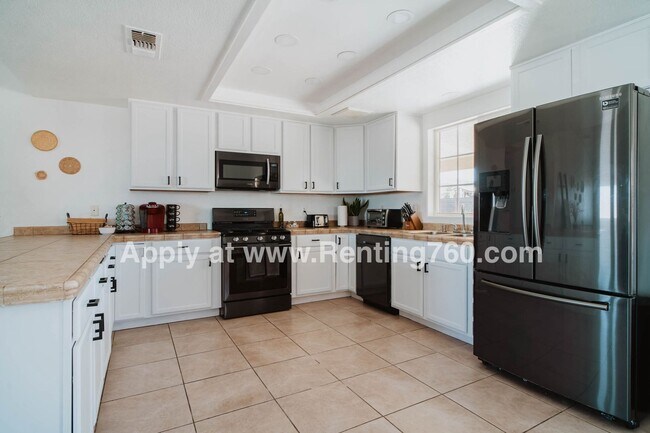 Building Photo - Huge 3 Bed 2 Bath Home With Spectacular City Views!