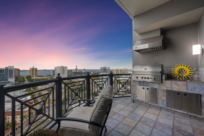 Building Photo - "Luxurious 3-Bed Sarasota Penthouse with S...