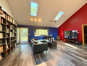 Building Photo - 204 4th St W