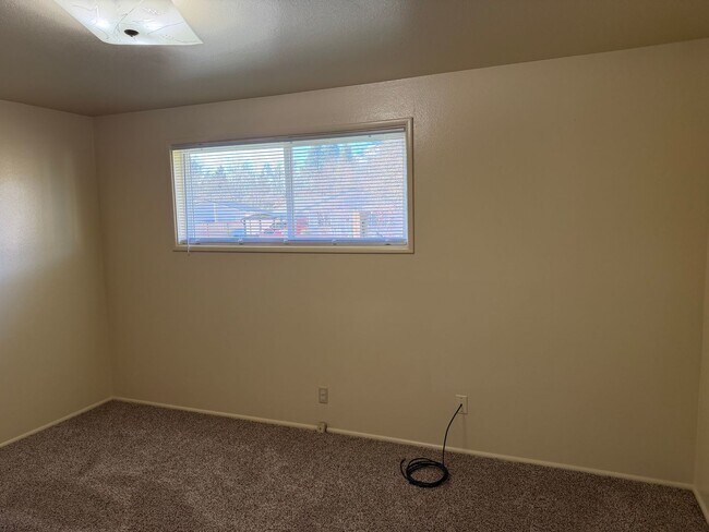 Building Photo - Nice single level 2 bedroom 1 bath house in Springfield!